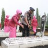 Hari Bhayangkara Ke-80 – Kapolres Kampar Pimpin Ziarah & Tabur Bunga Di Makam Pahlawan, Hormati Jasa Perwira Pertahanan Negara