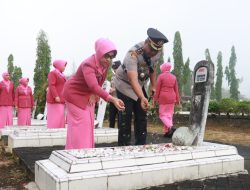 Hari Bhayangkara Ke-80 – Kapolres Kampar Pimpin Ziarah & Tabur Bunga Di Makam Pahlawan, Hormati Jasa Perwira Pertahanan Negara