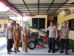 DINAS PERTANIAN KAMPAR SERAHKAN 5 UNIT TRAKTOR KE POLRES KAMPAR – DUKUNG PROGRAM KETAHTANAN PANGAN DAN SINERGITAS ANTAR INSTANSI