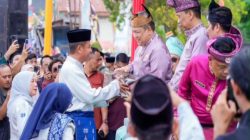 Bupati Kampar Serahkan Miniatur Al-Qur’an dan Tasbih pada Pawai Ta’aruf