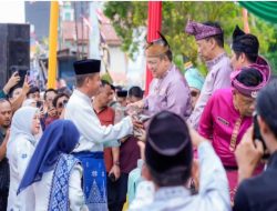 Bupati Kampar Serahkan Miniatur Al-Qur’an dan Tasbih pada Pawai Ta’aruf