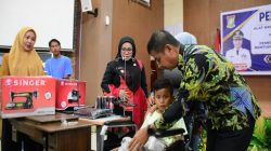 Bupati Kampar Serahkan Alat Bantu Disabilitas dan Bantuan ATENSI Kemensos RI Kepada 134 Penerima Manfaat