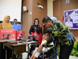 Bupati Kampar Serahkan Alat Bantu Disabilitas dan Bantuan ATENSI Kemensos RI Kepada 134 Penerima Manfaat