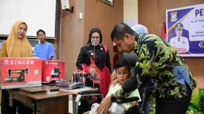 Bupati Kampar Serahkan Alat Bantu Disabilitas dan Bantuan ATENSI Kemensos RI Kepada 134 Penerima Manfaat