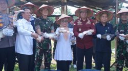Wabup Kampar Panen Raya Ikan Patin Di Kolam Yonif 132/BS