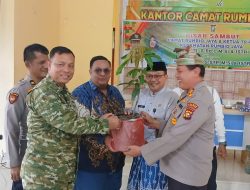 Pisah Sambut Camat Rumbio Jaya, Kapolsek Kampar Berikan Bibit Pohon Wujud Gerakan Green Policing