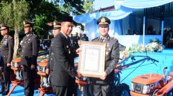 Upacara Hari Bhayangkara Ke-80, Kapolres Bacakan Amanat Presiden, Serahkan Penghargaan & 5 Unit Hand Traktor