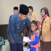 Bupati Ahmad Yuzar Serahkan Bantuan Zakat Program Kampar Cerdas kepada 90 Mustahik