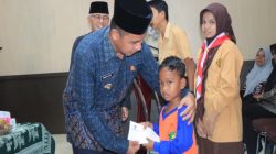 Bupati Ahmad Yuzar Serahkan Bantuan Zakat Program Kampar Cerdas kepada 90 Mustahik