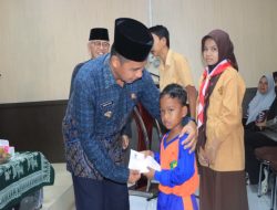 Bupati Ahmad Yuzar Serahkan Bantuan Zakat Program Kampar Cerdas kepada 90 Mustahik