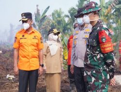 Bupati dan Wabup Kampar Kawal Pemadaman di Desa Rimbo Panjang
