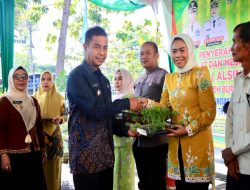 Bupati Kampar Serahkan Bantuan Alsintan dan Pimpin Gerakan Tanam Cabai