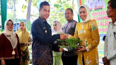 Bupati Kampar Serahkan Bantuan Alsintan dan Pimpin Gerakan Tanam Cabai