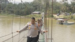 Jalan Kaki Melintasi Jembatan Gantung, Kapolres Kampar Cek Kesiapan Lokasi Ekspedisi Merah Putih Presisi