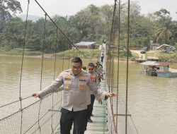 Jalan Kaki Melintasi Jembatan Gantung, Kapolres Kampar Cek Kesiapan Lokasi Ekspedisi Merah Putih Presisi