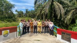 Polres Kampar Serahkan Jembatan Merah Putih Presisi Hasil Renovasi ke Warga Pulau Jambu Kuok