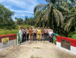 Polres Kampar Serahkan Jembatan Merah Putih Presisi Hasil Renovasi ke Warga Pulau Jambu Kuok