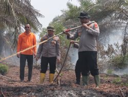 Kapolres Kampar Pimpin Penanganan Karhutla Lahan Gambut di Kualu Nenas