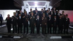 Obor Menyala di TMP Kusuma Eka Bhakti, Kapolres Kampar Hadir Renungkan Pengorbanan Pahlawan