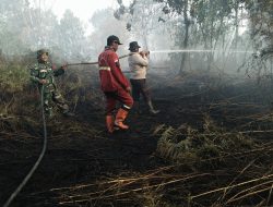 Hadapi Karhutla Lahan Gambut 5 Hektar di Rimbo Panjang, Polres Kampar Kerahkan Tim Gabungan & Dukungan Helikopter