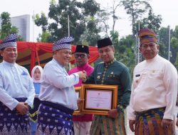 Bupati Kampar Raih Penghargaan Terbaik II Perencanaan dan Pencapaian Daerah Dihari Jadi ke-69 Provinsi Riau