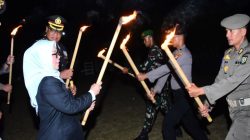 HUT RI ke-81, Kapolres Bersama Wabup Kampar Pimpin Upacara Taptu dan Pawai Obor