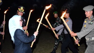 HUT RI ke-81, Kapolres Bersama Wabup Kampar Pimpin Upacara Taptu dan Pawai Obor