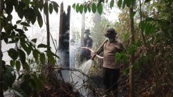 Jauh, Terjal, Tanpa Sinyal — Kapolres Kampar Tetap Berhasil Padamkan dan pendinginan Api Karhutla di Kampar Kiri
