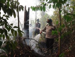 Jauh, Terjal, Tanpa Sinyal — Kapolres Kampar Tetap Berhasil Padamkan dan pendinginan Api Karhutla di Kampar Kiri