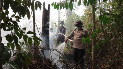 Jauh, Terjal, Tanpa Sinyal — Kapolres Kampar Tetap Berhasil Padamkan dan pendinginan Api Karhutla di Kampar Kiri