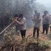 Kapolres Kampar Pimpin Padamkan 7 Titik Api di Sungai Sarik–Balung