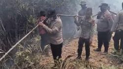 Kapolres Kampar Pimpin Padamkan 7 Titik Api di Sungai Sarik–Balung