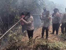 Kapolres Kampar Pimpin Padamkan 7 Titik Api di Sungai Sarik–Balung