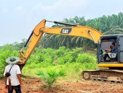 Bupati Kampar Siapkan Alat Berat Fasilitasi Masyarakat Buka Lahan Tanpa Membakar
