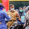 Bupati dan Wabup Kampar Bagikan Masker Kepada Warga