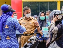 Bupati dan Wabup Kampar Bagikan Masker Kepada Warga