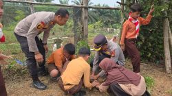 Cinta Alam Sejak Dini — Polsek Tapung Tanam Pohon Bersama Siswa & Warga Desa Petapahan