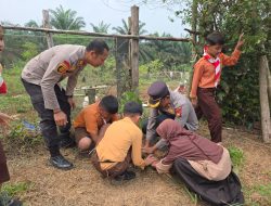 Cinta Alam Sejak Dini — Polsek Tapung Tanam Pohon Bersama Siswa & Warga Desa Petapahan