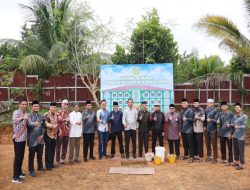 Wakili Bupati, Plt. Kadis Dikpora Kampar Letakkan Batu Pertama Pembangunan Asrama Ponpes Ibnu Jarir Kumantan