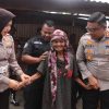Polisi Bersama Masyarakat: Kapolres Kampar Kunjungi Ibu Suraya, Janji Rehab Rumah Mulai Dikerjakan