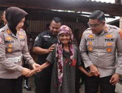 Polisi Bersama Masyarakat: Kapolres Kampar Kunjungi Ibu Suraya, Janji Rehab Rumah Mulai Dikerjakan