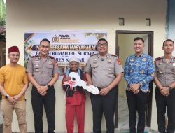 Sentuhan Hati Polisi Bersama Masyarakat, Kapolres Kampar Serahkan Rumah Layak Huni untuk Ibu Suraya Lansia 73 Tahun
