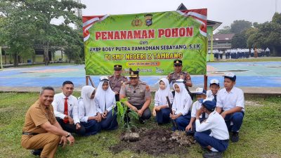Tanam Harapan Hijau Bersama Siswa, Kapolres Kampar Ajak Generasi Muda Cinta dan Jaga Kelestarian Lingkungan